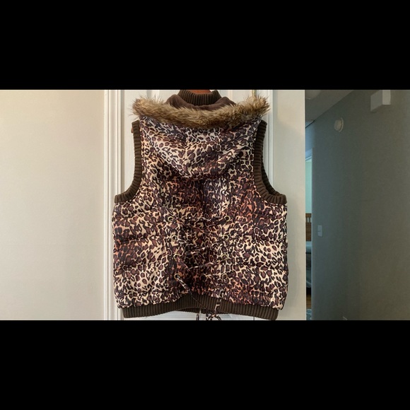 Women's Winter Puffer Vest with Detachable Hood - Picture 9 of 10